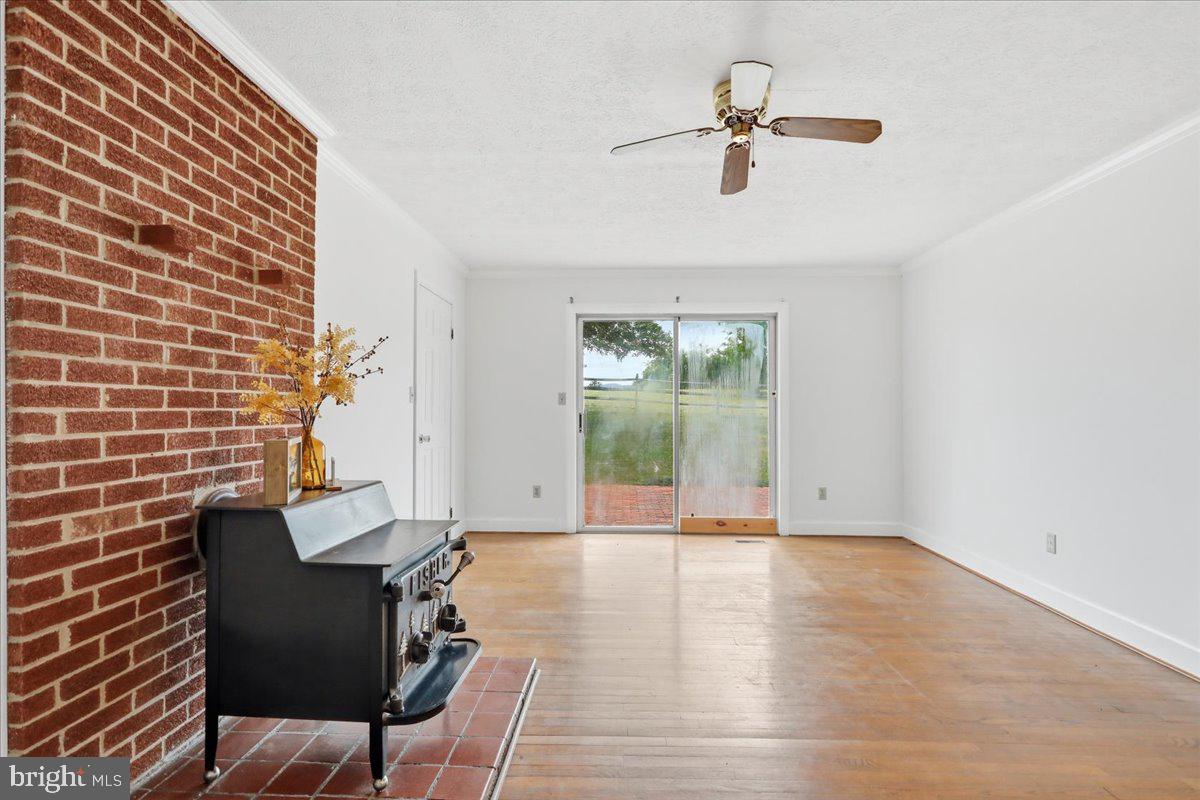 2447 Headquarters Road Edinburg, VA 22824 - Photo 20 of 58 Family Room