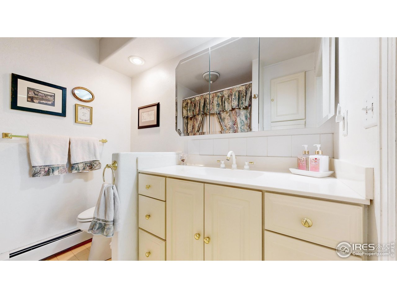 12775 East County Line Road Longmont, CO 80504 - Photo 15 of 40 a bathroom with a sink double vanity