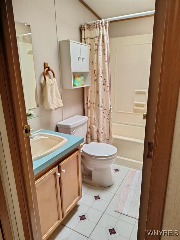 1186 Vinewood Drive Lockport Town, NY 14094 - Photo 19 of 23 Main bathroom with skylight