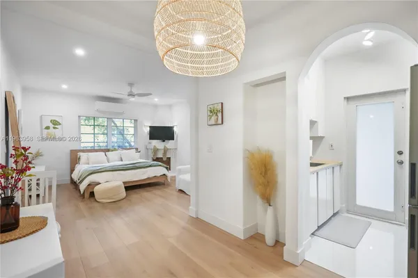 $2,600 | 750 Española Way, Unit 6, Miami Beach, FL 33139