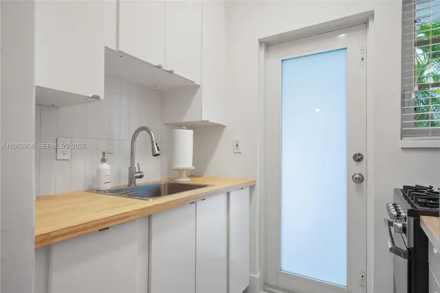 $2,850 | 750 Española Way, Unit 6, Miami Beach, FL 33139