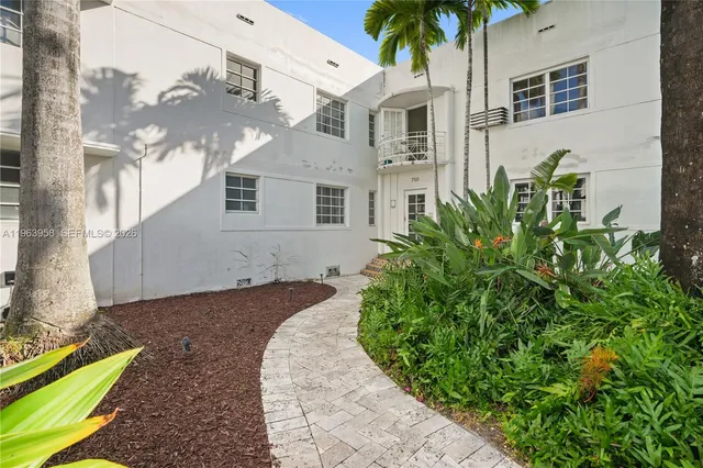$2,850 | 750 Española Way, Unit 6, Miami Beach, FL 33139