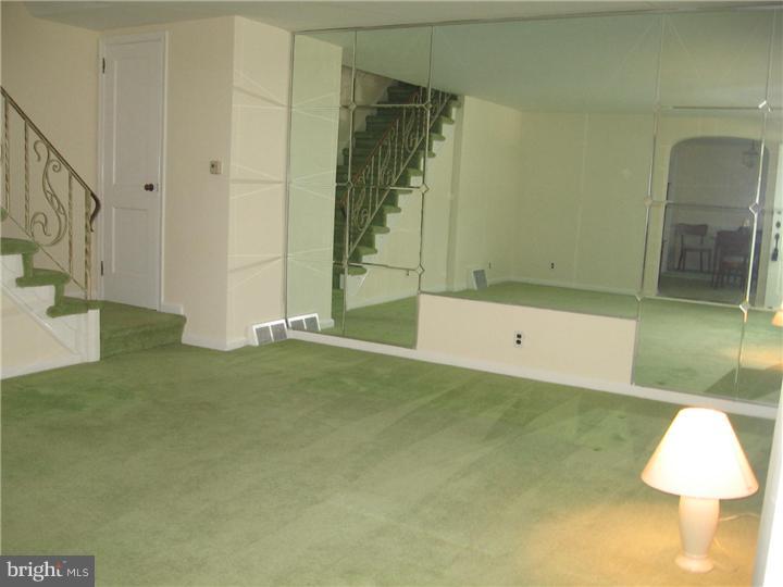 26 Nield Road Springfield, PA 19064 - Photo 4 of 22 Living Room