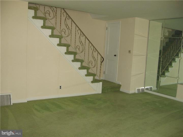 26 Nield Road Springfield, PA 19064 - Photo 5 of 22 Living Room