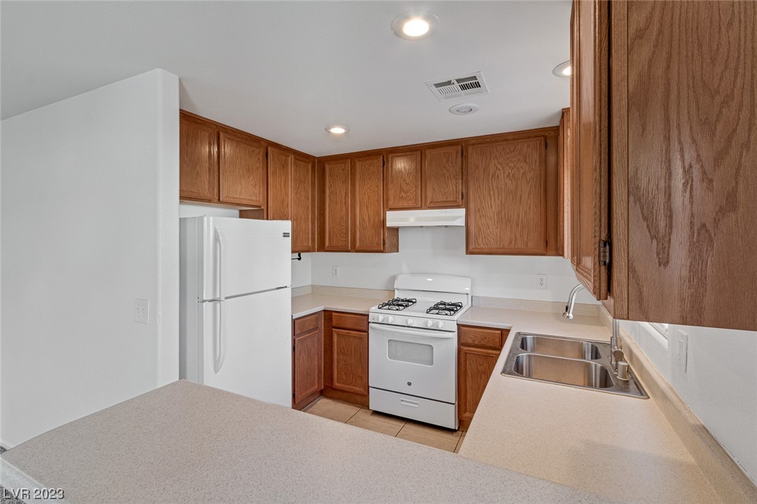 8254 Time Machine Avenue Las Vegas, NV 89113 - Photo 14 of 44