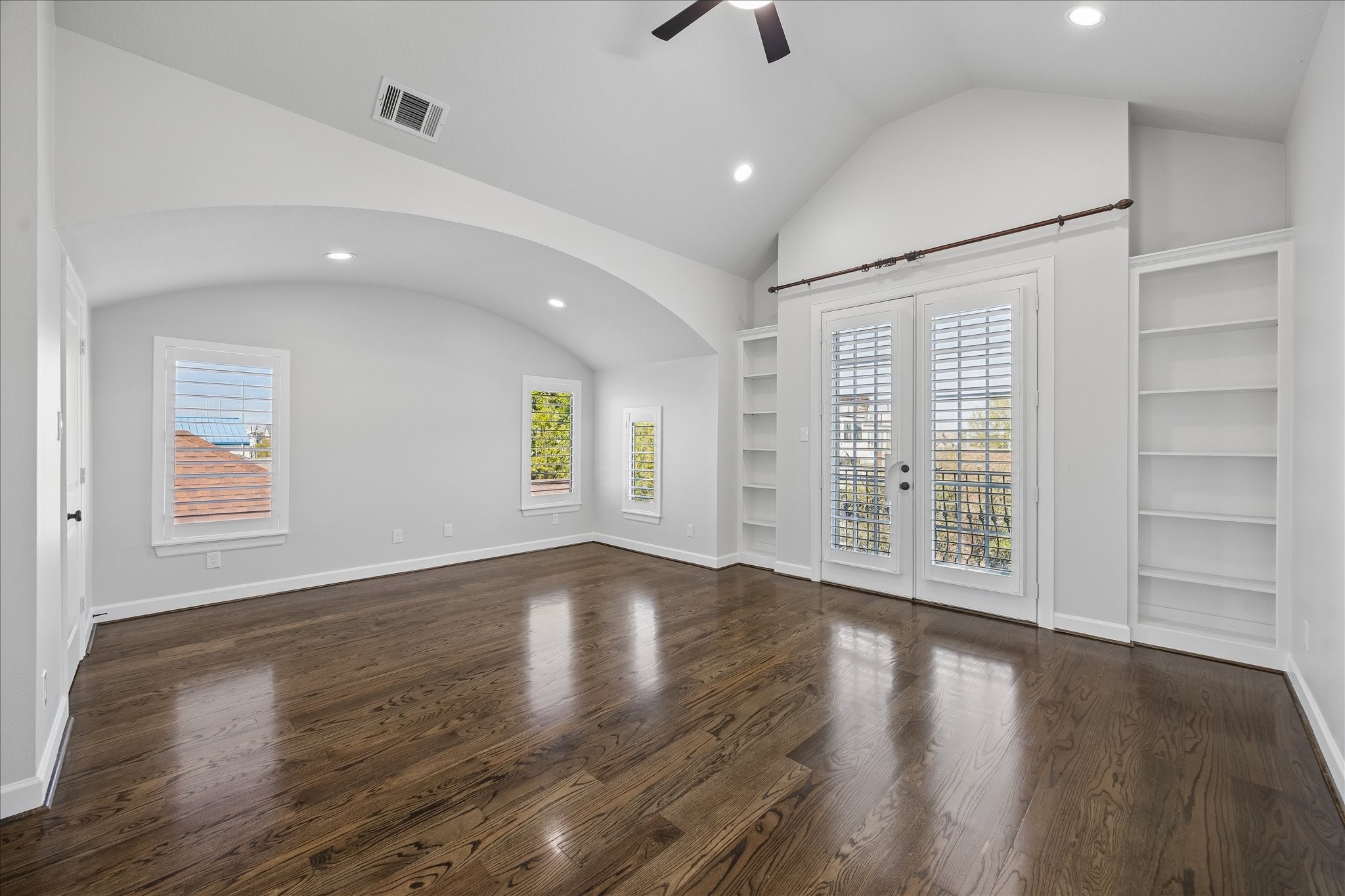 709 Herkimer Street Houston, TX 77007 - Photo 18 of 31 an empty room with wooden floor cabinet and windows