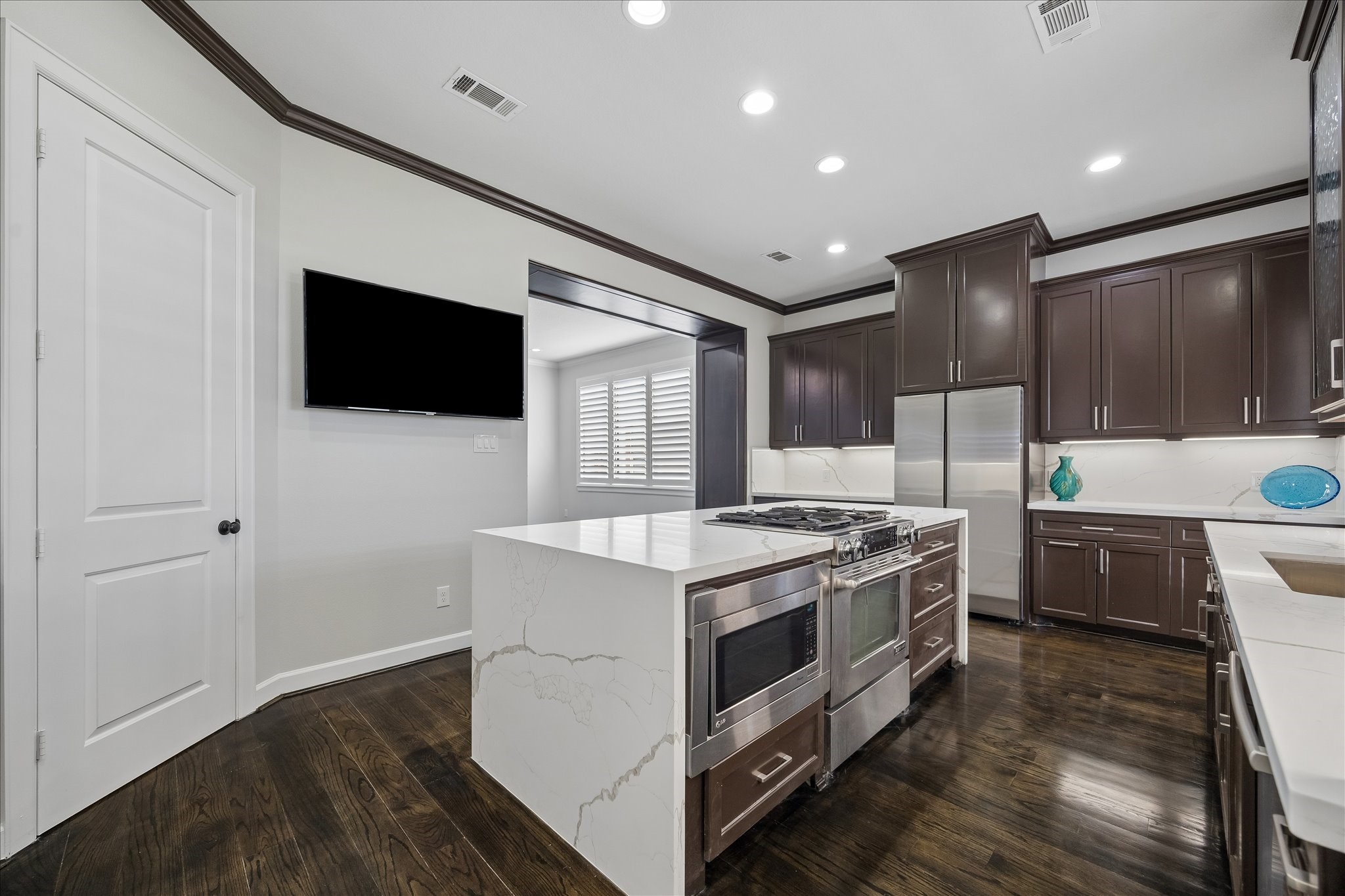 709 Herkimer Street Houston, TX 77007 - Photo 2 of 31 a kitchen with a stove and a microwave