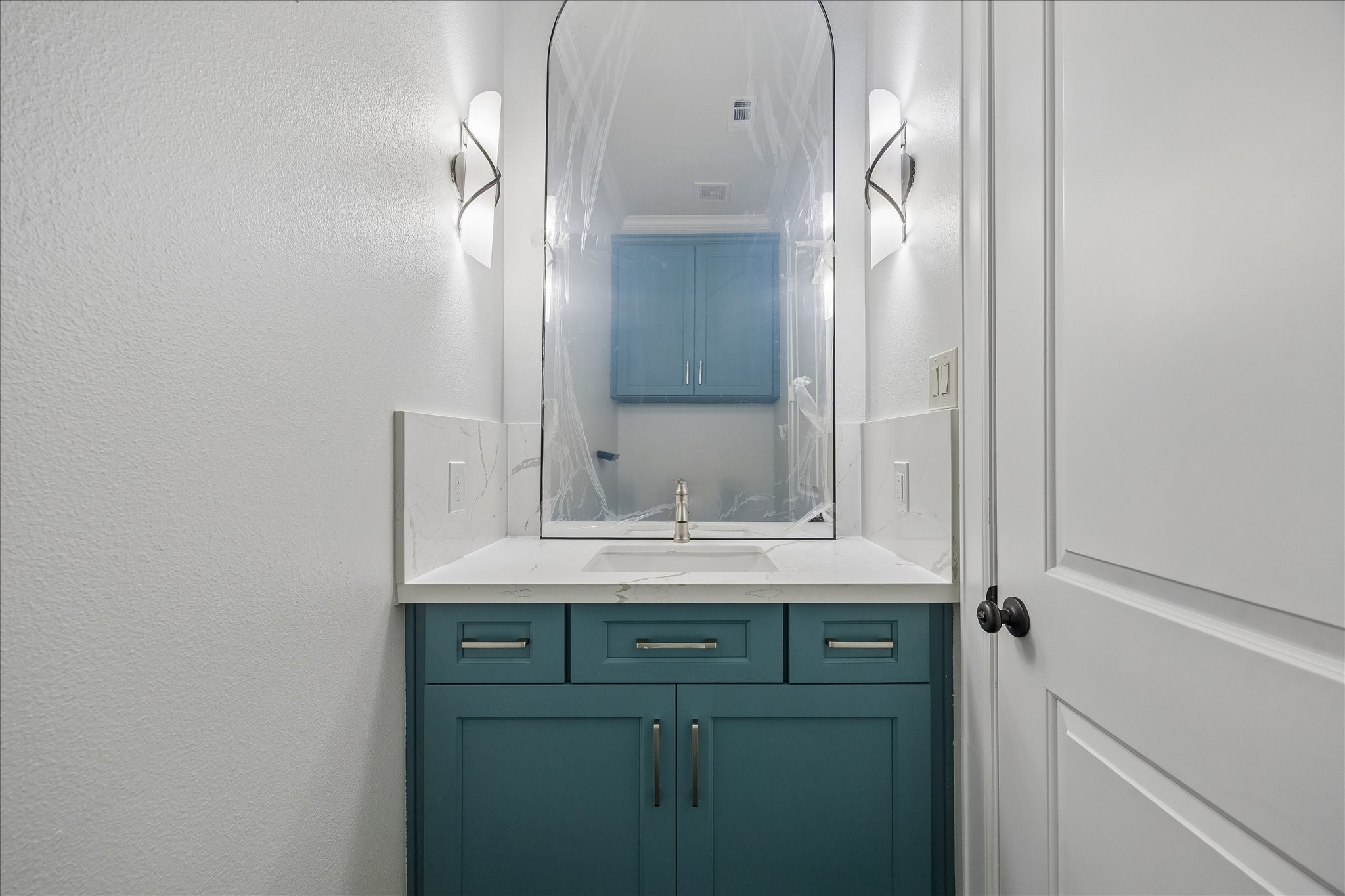 709 Herkimer Street Houston, TX 77007 - Photo 27 of 31 a bathroom with a sink and a mirror