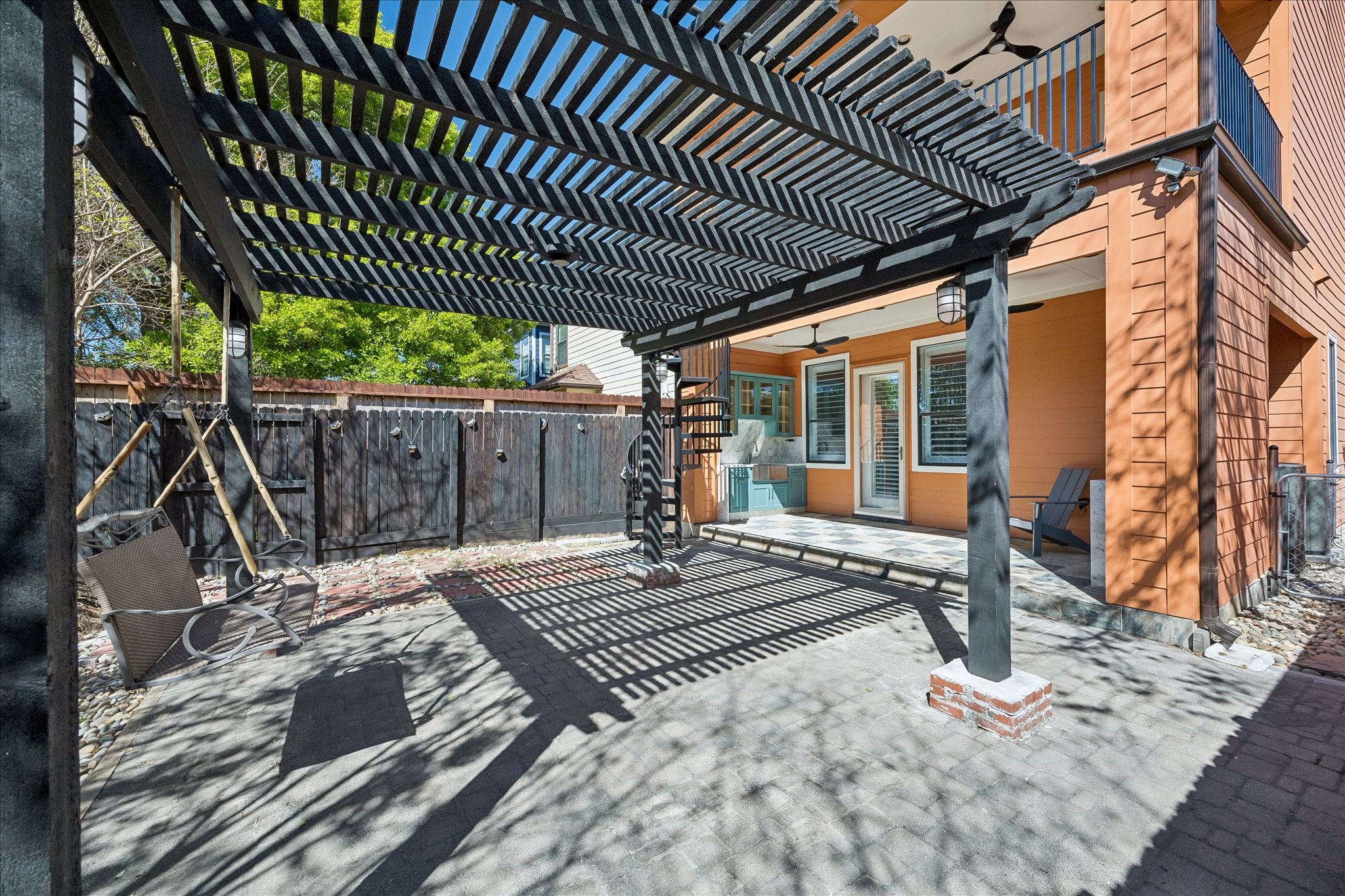 709 Herkimer Street Houston, TX 77007 - Photo 30 of 31 a view of a chairs and table in the patio