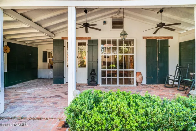 $750,000 | 130 South Main Street, St. Martinville, LA 70582