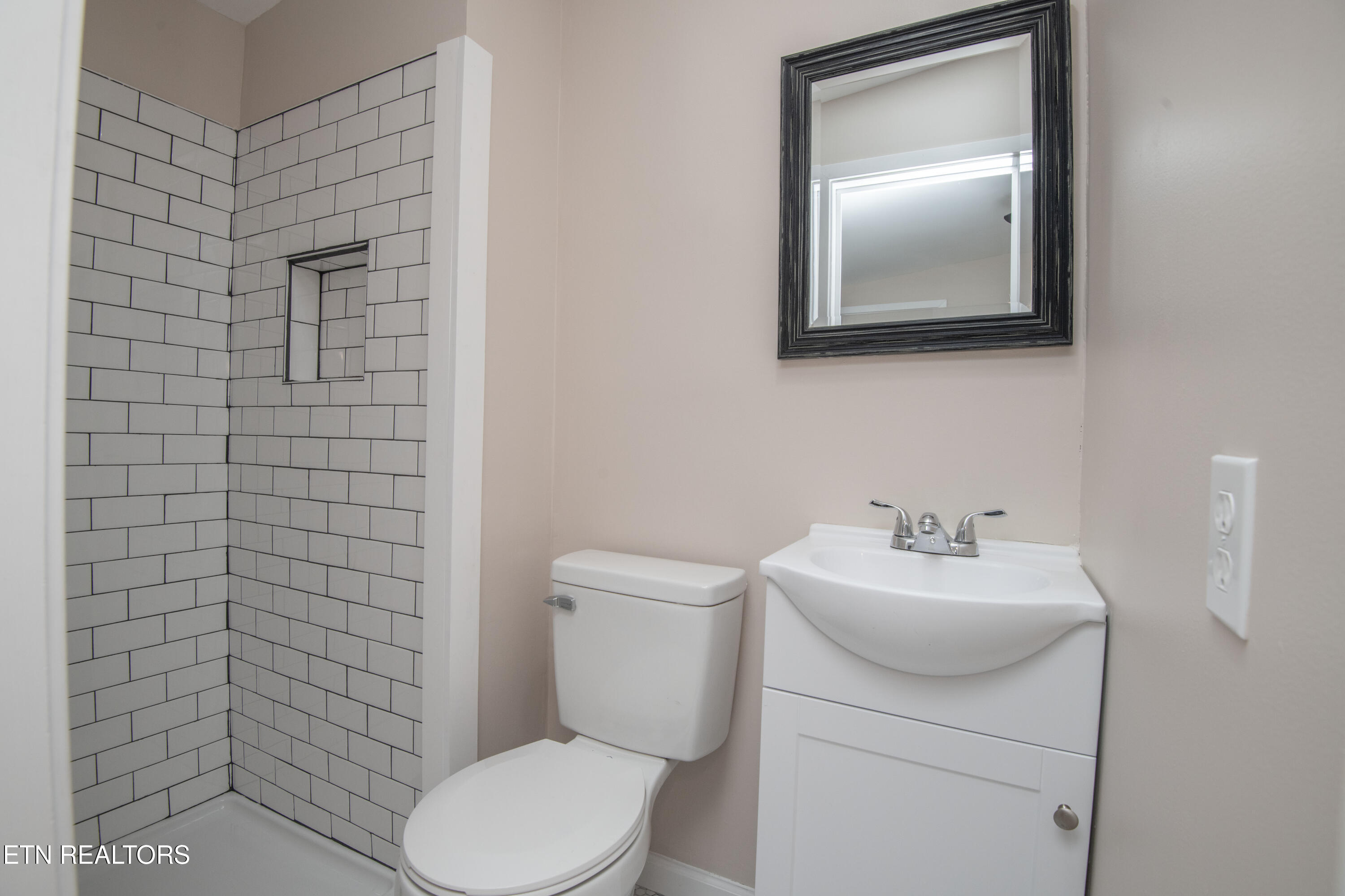4112 Edington Road Knoxville, TN 37920 - Photo 27 of 36 second bath 1