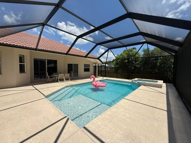 a view of a backyard