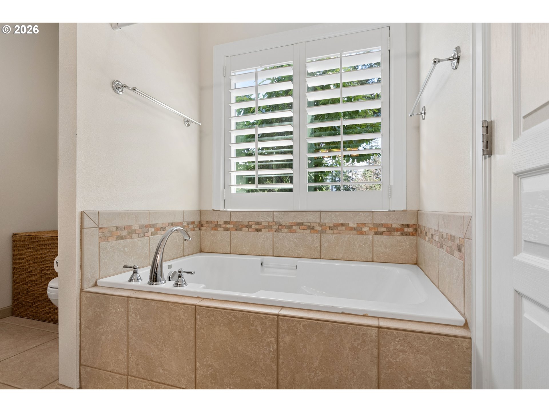 945 Northwest Angel Heights Road Stevenson, WA 98648 - Photo 21 of 41 a bathroom with a bathtub and a sink