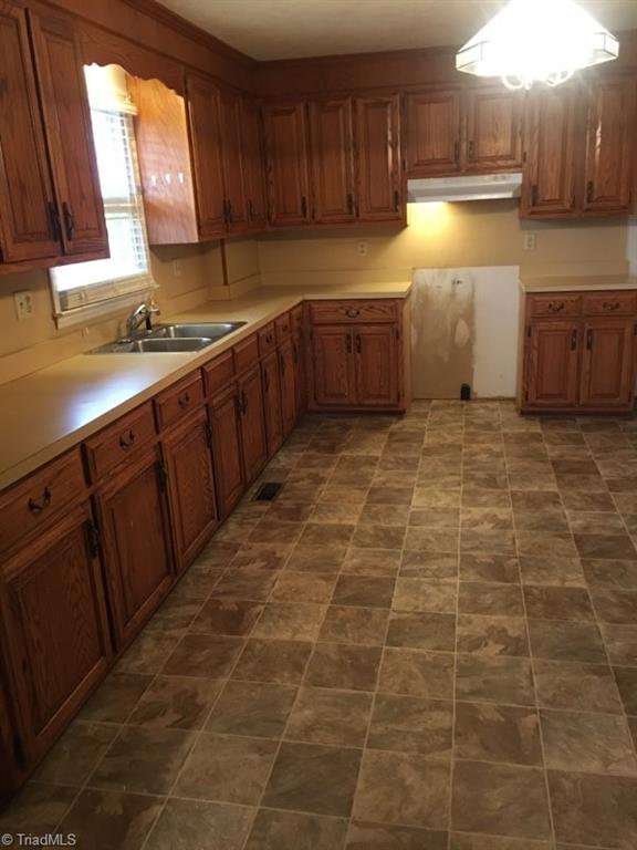 885 Morgan Road Eden, NC 27288 - Photo 3 of 16 Gallery Image 3