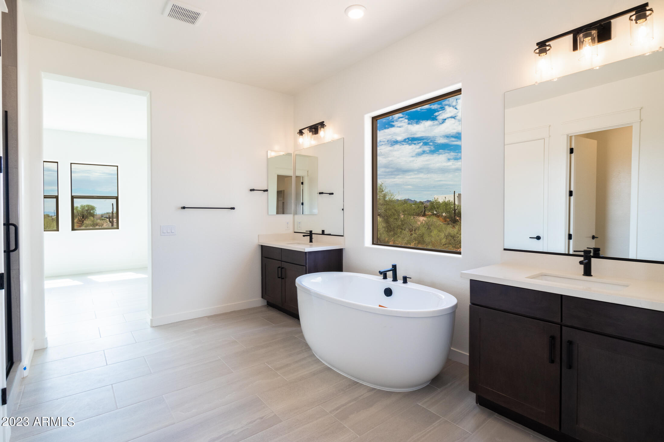 522 North Sun Road Apache Junction, AZ 85119 - Photo 39 of 46 a bathroom with a white tub a sink and mirror