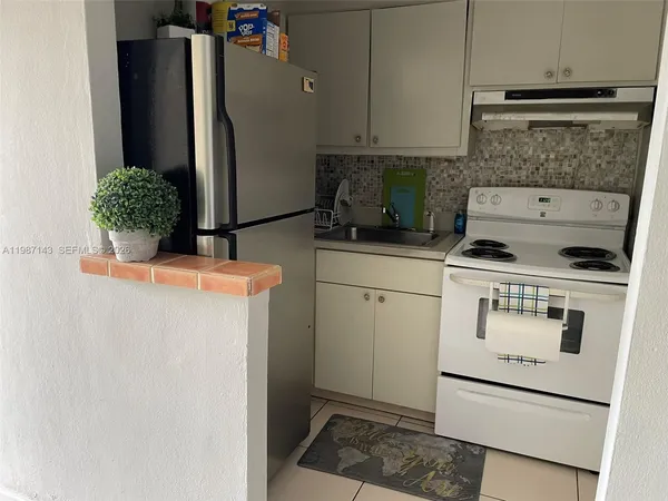 $1,650 | 7904 West Drive, Unit 215, North Bay Village, FL 33141