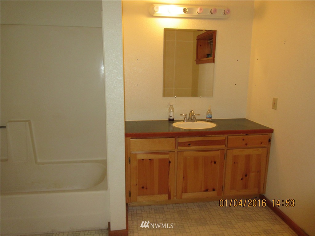 7399 Tauscher Road Clinton, WA 98236 - Photo 9 of 20 Gallery Image 9