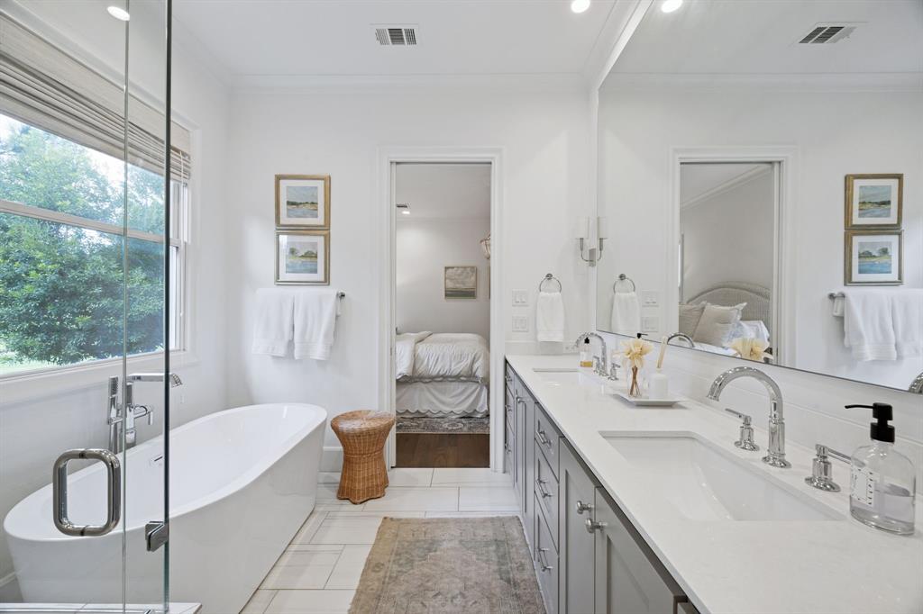 13450 Shumate Way Malakoff, TX 75148 - Photo 17 of 40 a spacious bathroom with sinks a tub and mirror