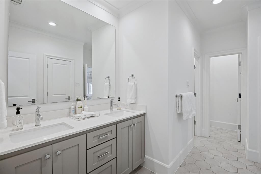 13450 Shumate Way Malakoff, TX 75148 - Photo 28 of 40 a spacious bathroom with double sink and a mirror