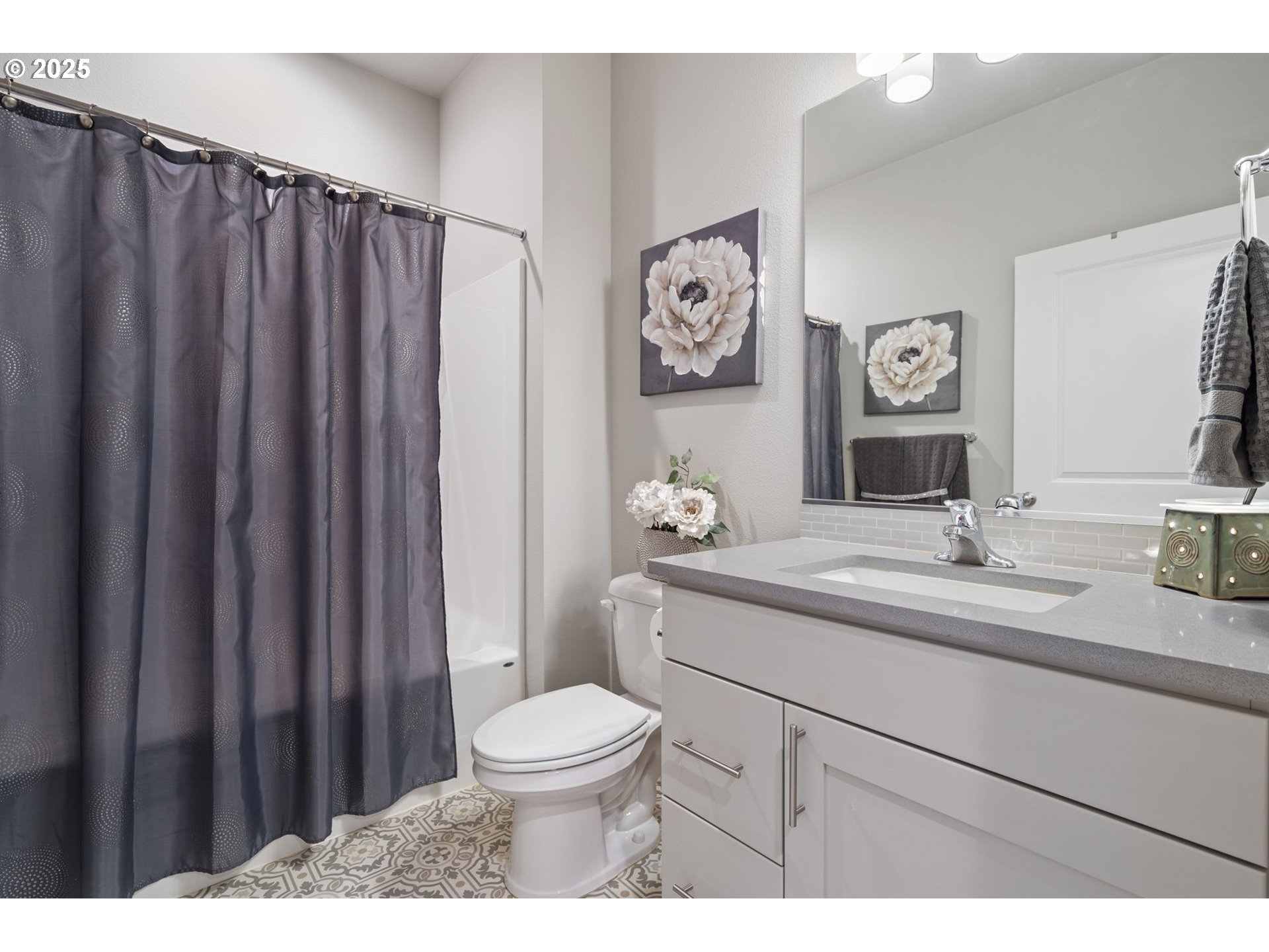 8707 North 1st Street Ridgefield, WA 98642 - Photo 18 of 40 a bathroom with a toilet a sink and a mirror