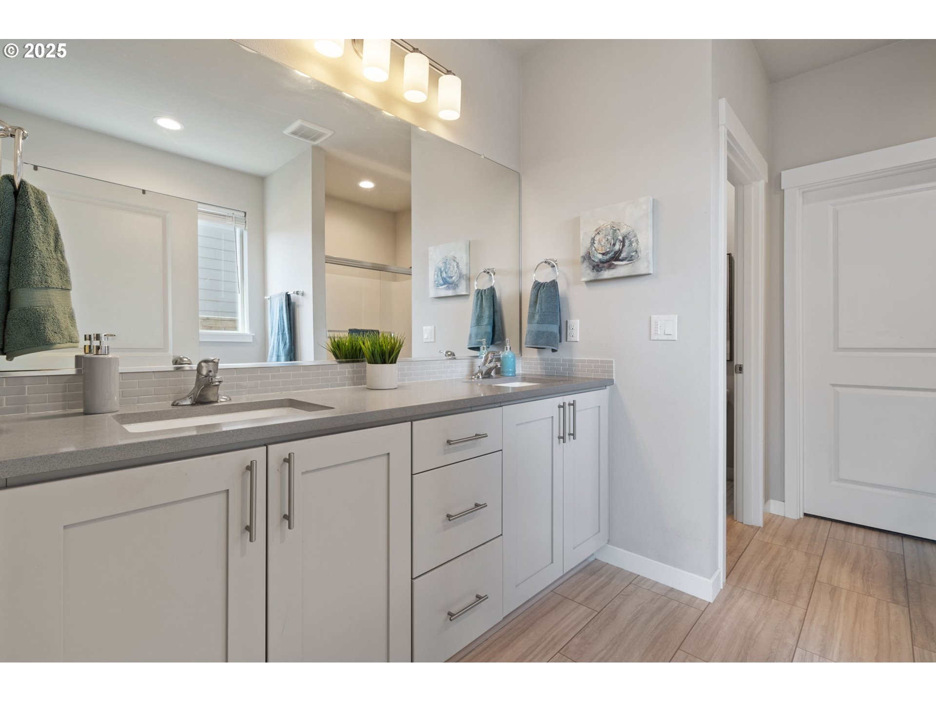 8707 North 1st Street Ridgefield, WA 98642 - Photo 22 of 40 a bathroom with a double vanity sink and a mirror