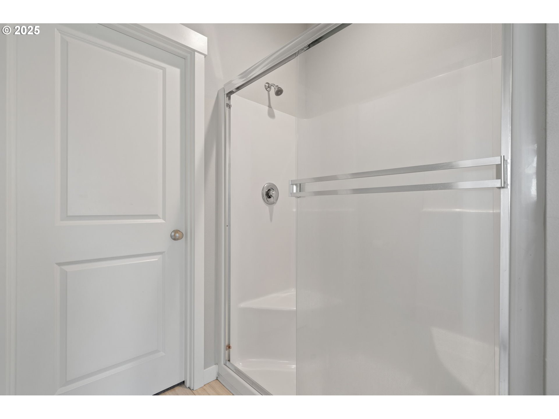 8707 North 1st Street Ridgefield, WA 98642 - Photo 24 of 40 a bathroom with a shower