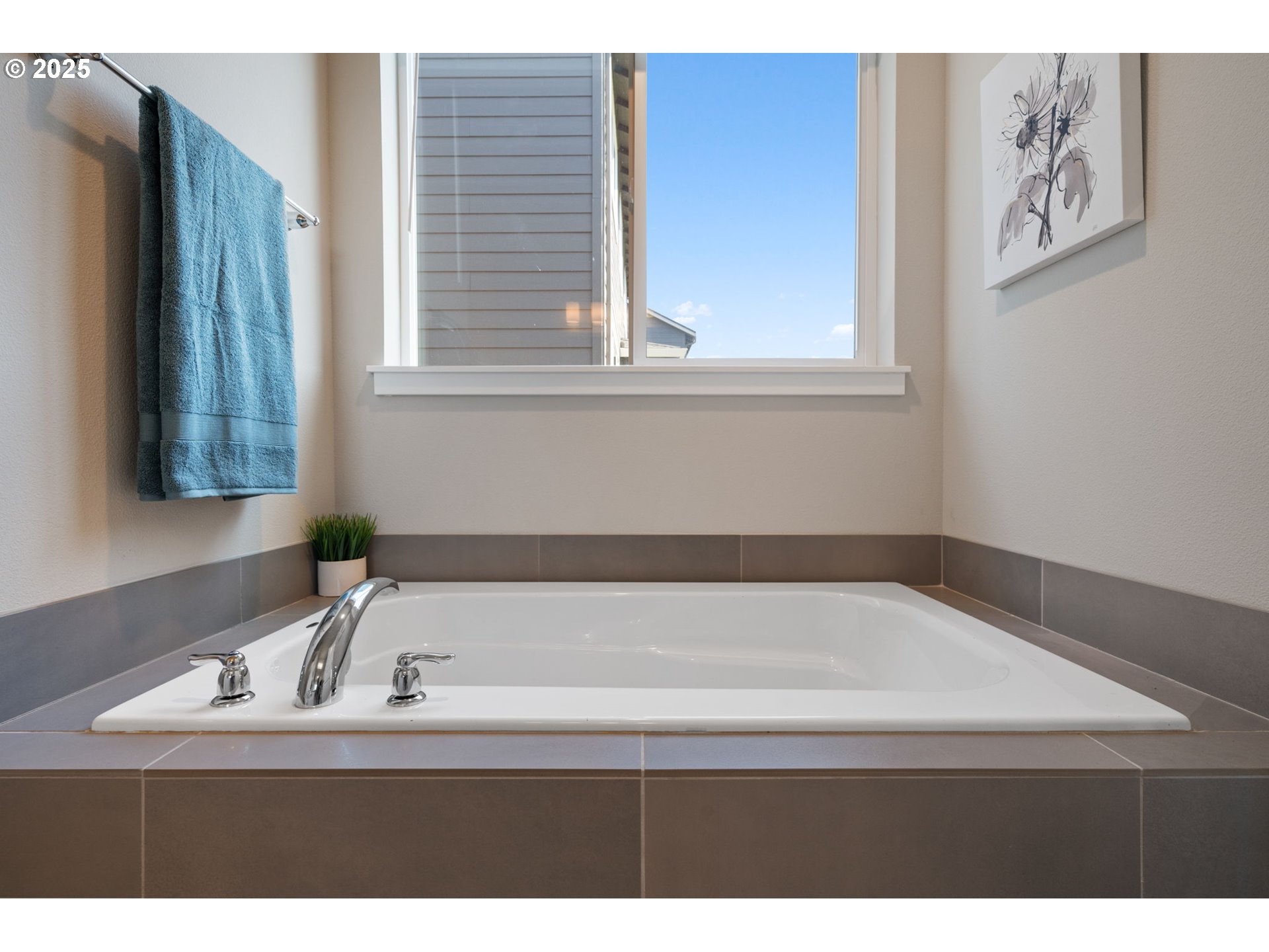 8707 North 1st Street Ridgefield, WA 98642 - Photo 25 of 40 a bathroom with a bathtub and a window