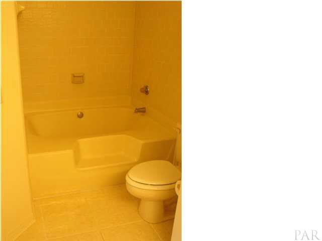 2740 River Run Road Navarre, FL 32566 - Photo 9 of 15 MASTER BEDROOM GARDEN TUB!