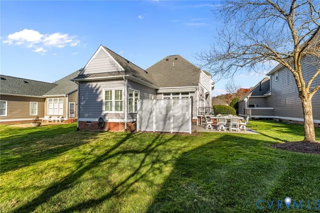 a view of a dinning table and chairs in patio