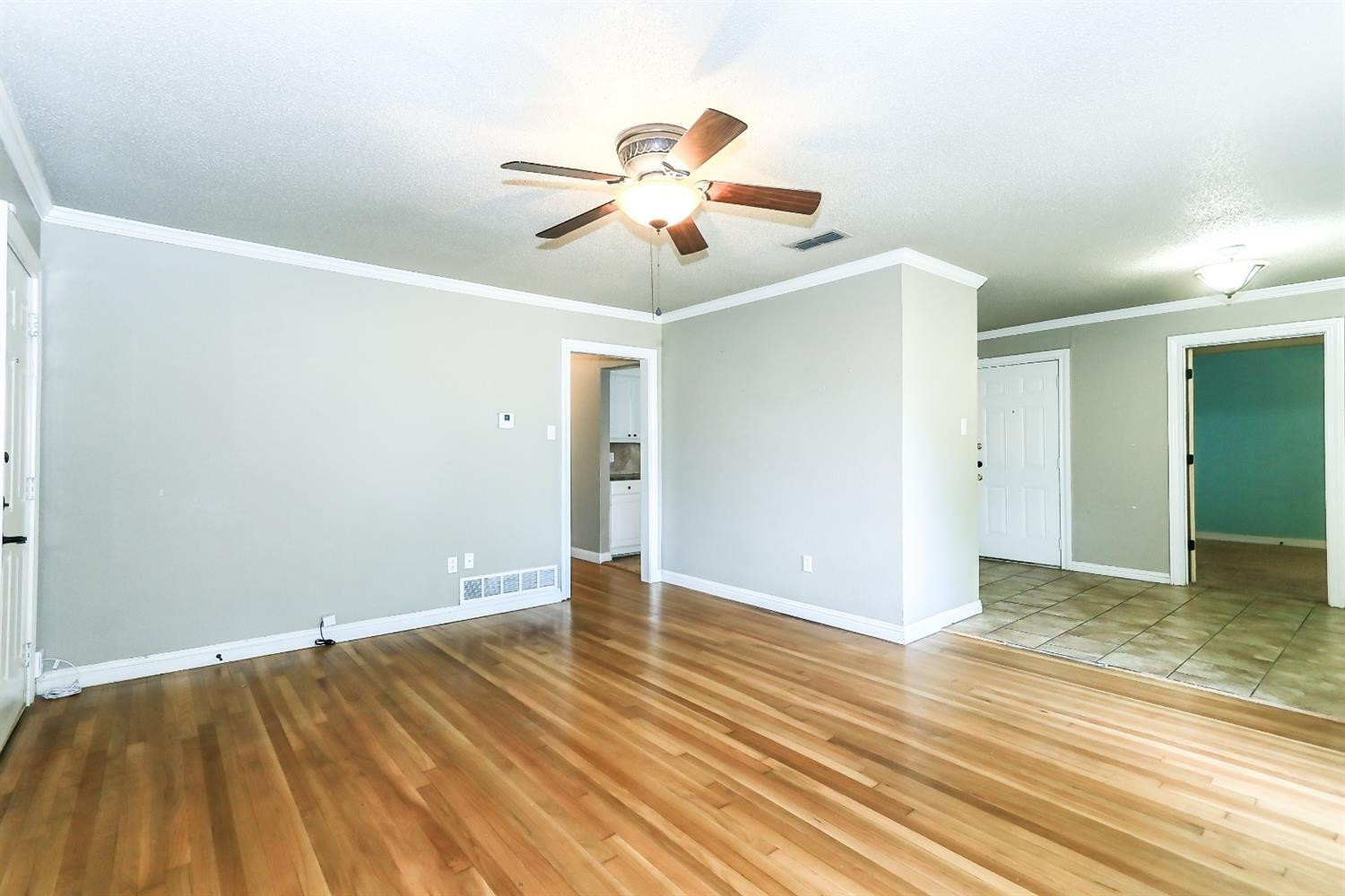 4303 43rd Street Lubbock, TX 79413 - Photo 3 of 10 Living Area