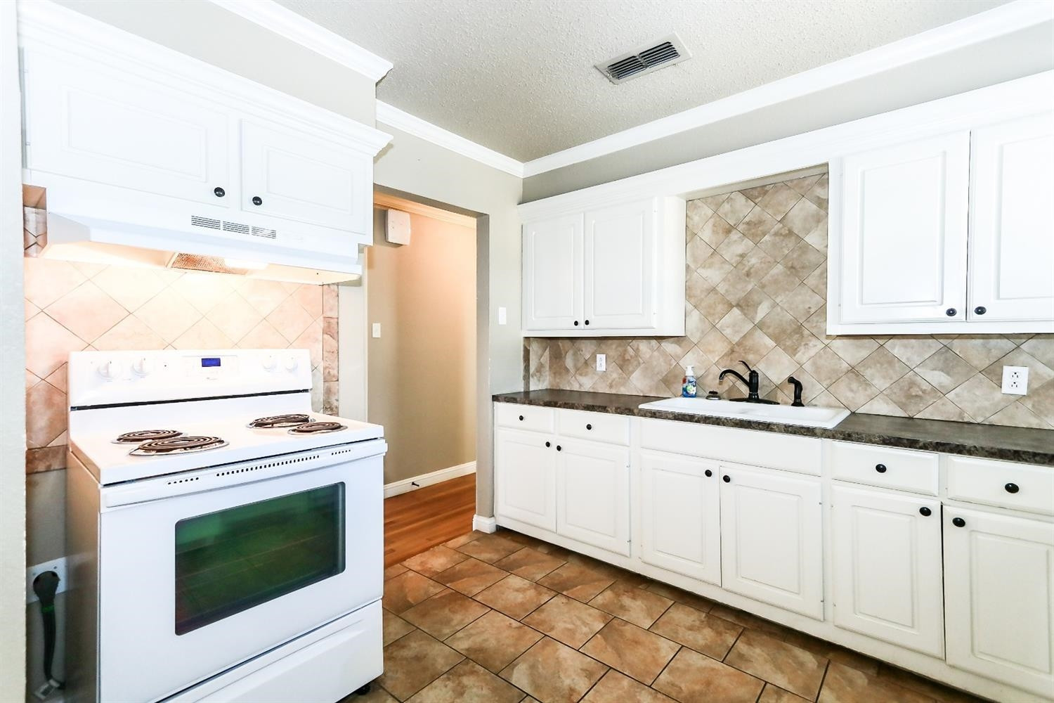 4303 43rd Street Lubbock, TX 79413 - Photo 7 of 10 Kitchen