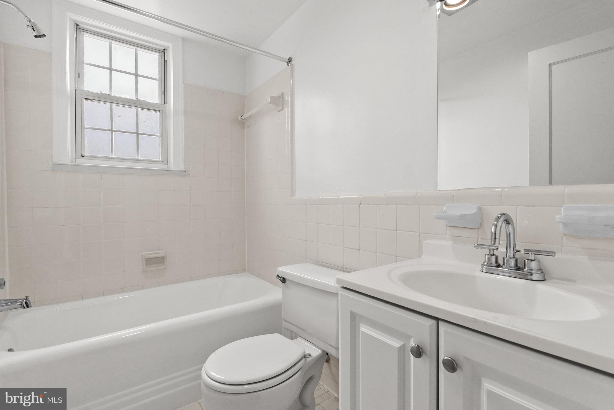 4491 MacArthur Boulevard Northwest, Unit 303 Washington, DC 20007 - Photo 23 of 37 a bathroom with a sink toilet vanity and bathtub