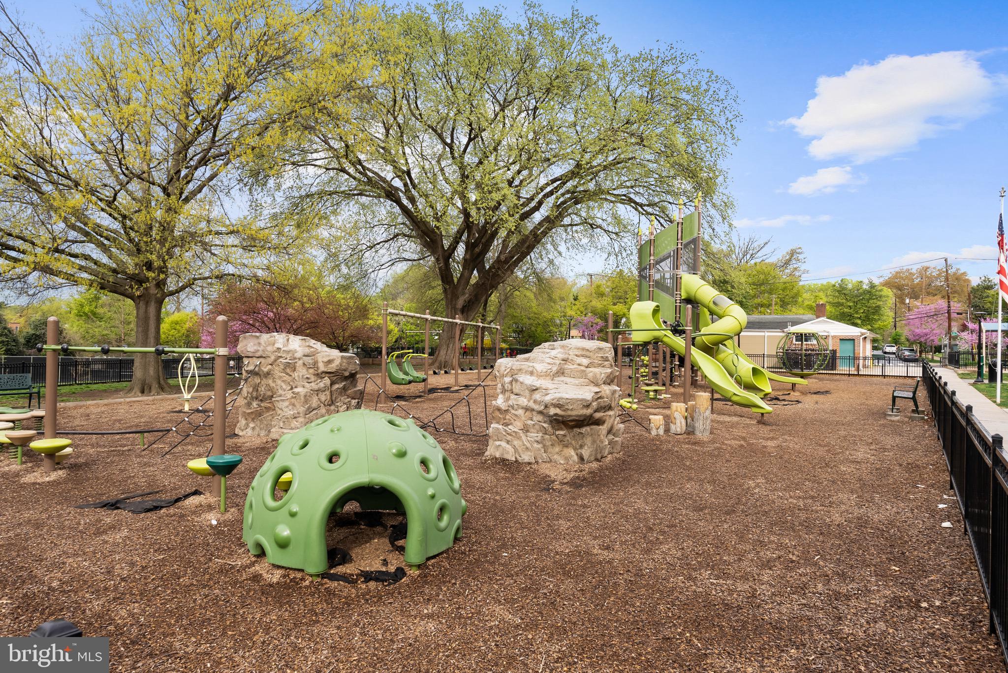 4491 MacArthur Boulevard Northwest, Unit 303 Washington, DC 20007 - Photo 36 of 37 a backyard of a house with table and chairs