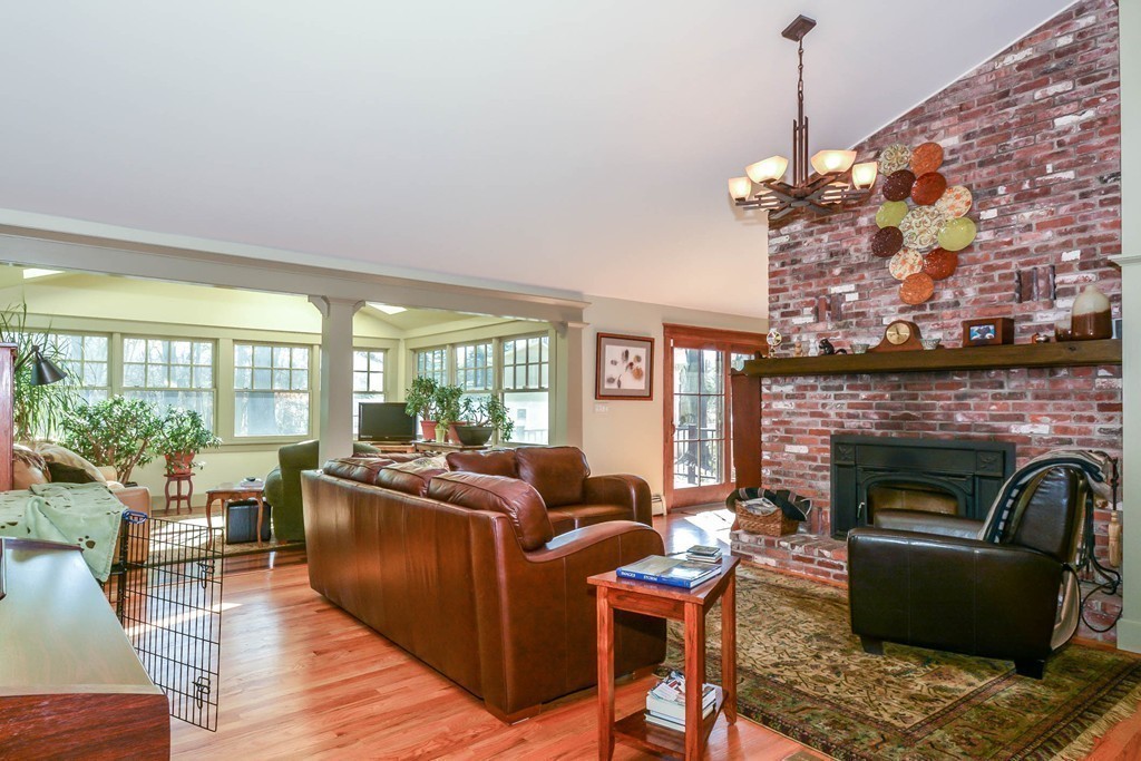 129 Howard Street Reading, MA 01867 - Photo 4 of 30 Gallery Image 4