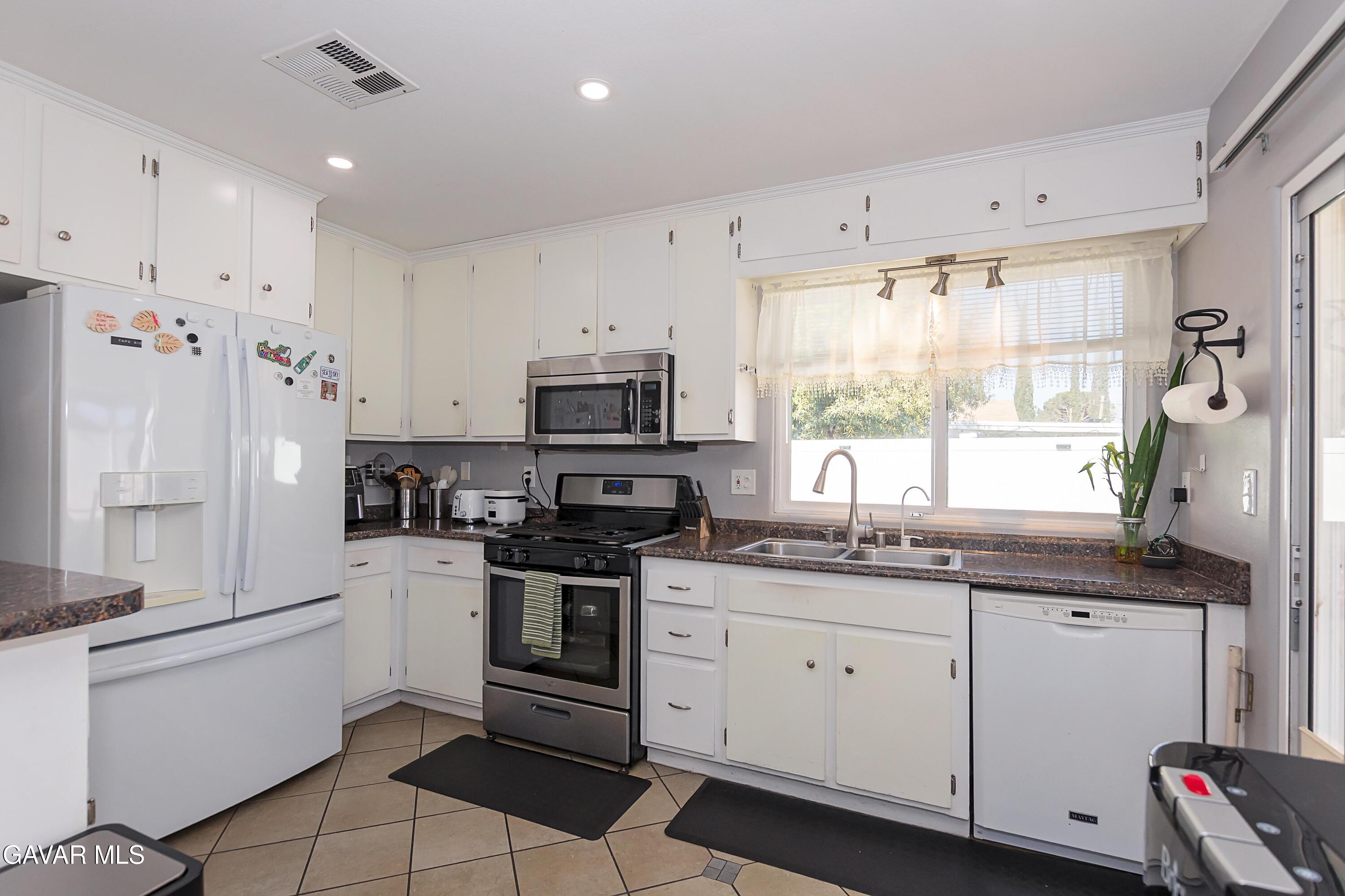 42860 Alep Street Lancaster, CA 93536 - Photo 8 of 34 SFP_2689