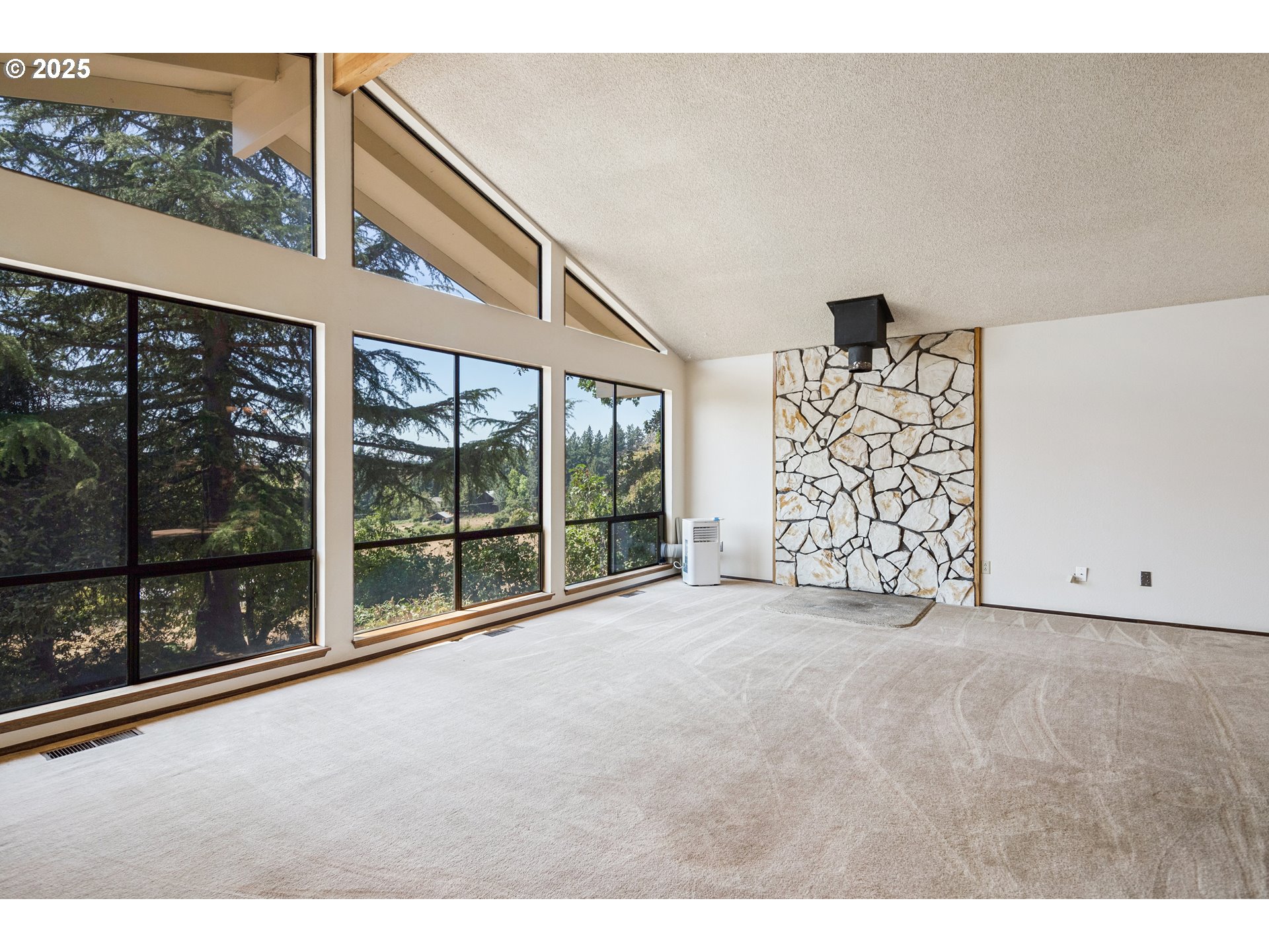 4585 Southwest Homesteader Road Wilsonville, OR 97070 - Photo 4 of 38