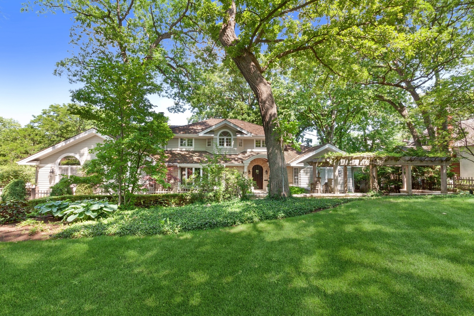 25 South County Line Road Hinsdale, IL 60521 - Photo 40 of 44 a front view of a house with a garden