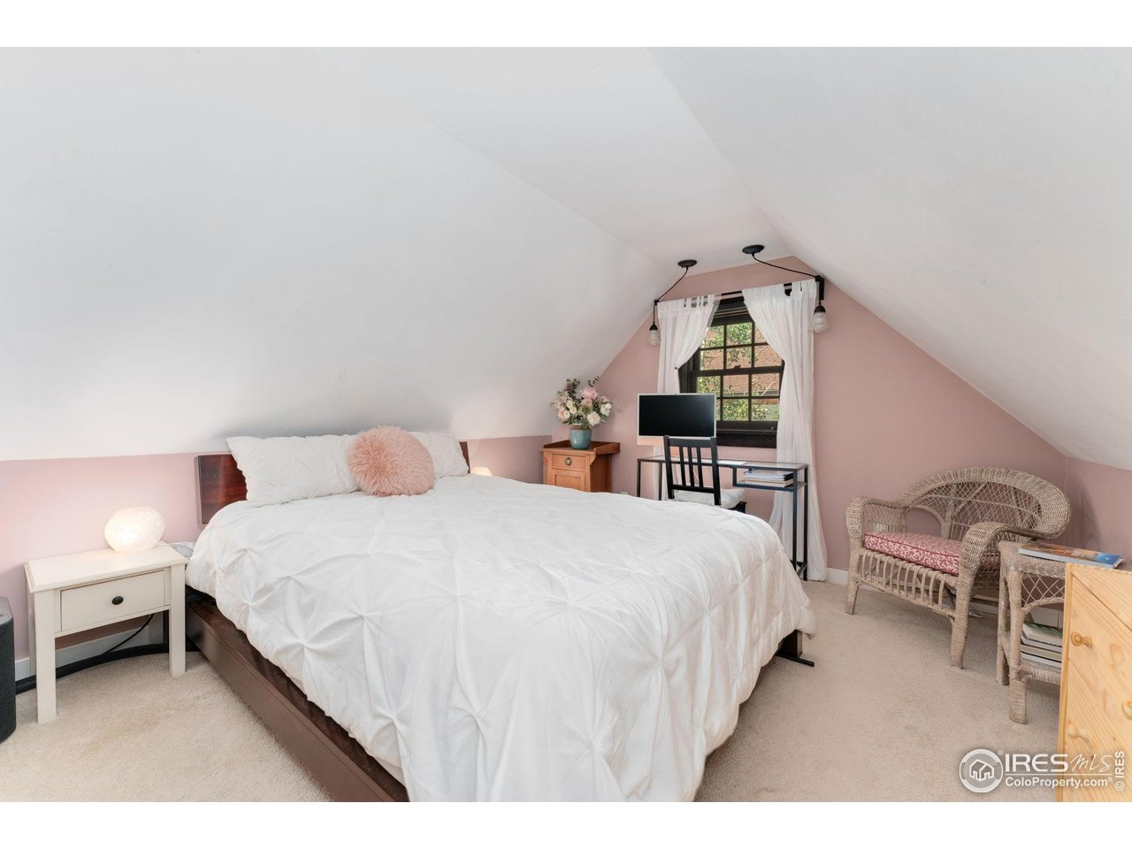 501 Main Street Boulder, CO 80302 - Photo 23 of 45 a bedroom with a bed a table and chair