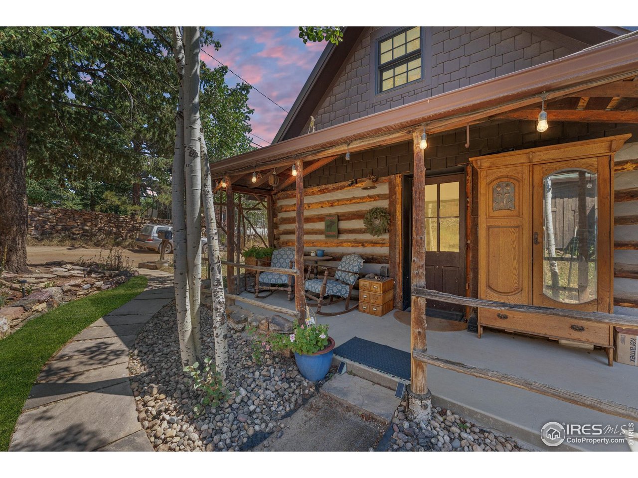 501 Main Street Boulder, CO 80302 - Photo 39 of 45 a view of a patio with table and chairs and potted plants
