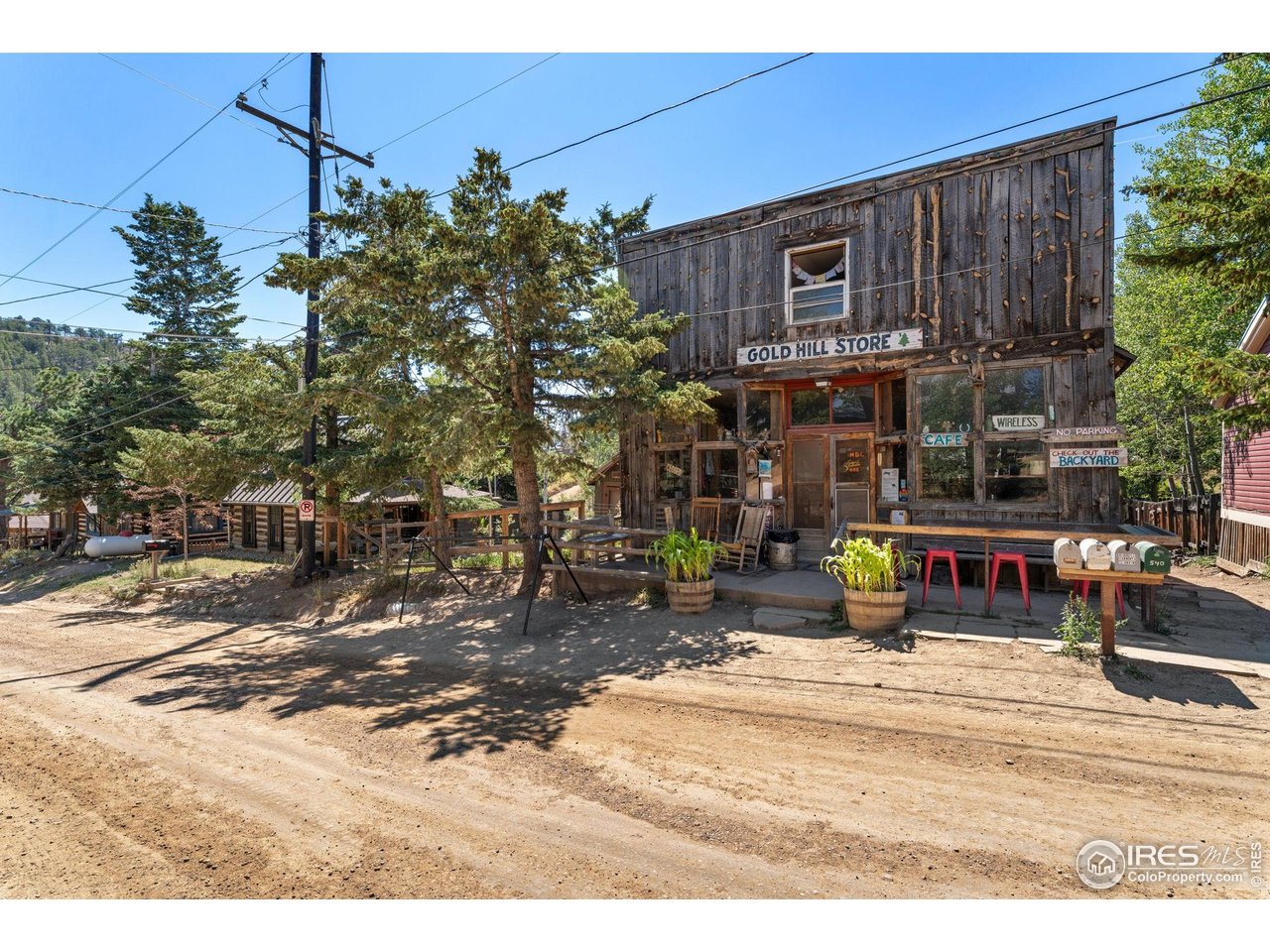 501 Main Street Boulder, CO 80302 - Photo 4 of 45 a backyard of a house with seating space