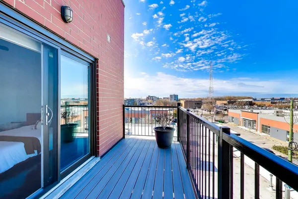 $599,900 | 2332 West Belmont Avenue, Unit 4, Chicago, IL 60618