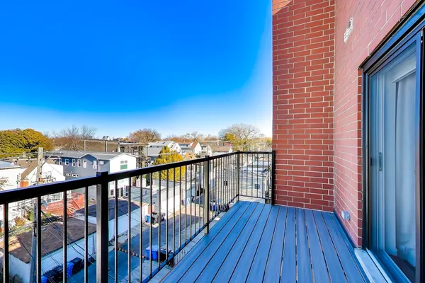 $599,900 | 2332 West Belmont Avenue, Unit 4, Chicago, IL 60618