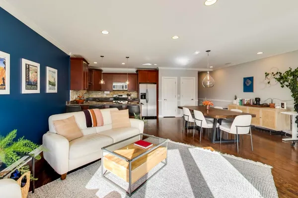 $599,900 | 2332 West Belmont Avenue, Unit 4, Chicago, IL 60618