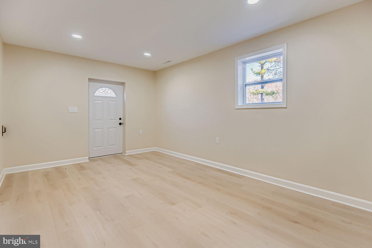 719 South Marlyn Avenue Baltimore, MD 21221 - Photo 27 of 39 an empty room with windows