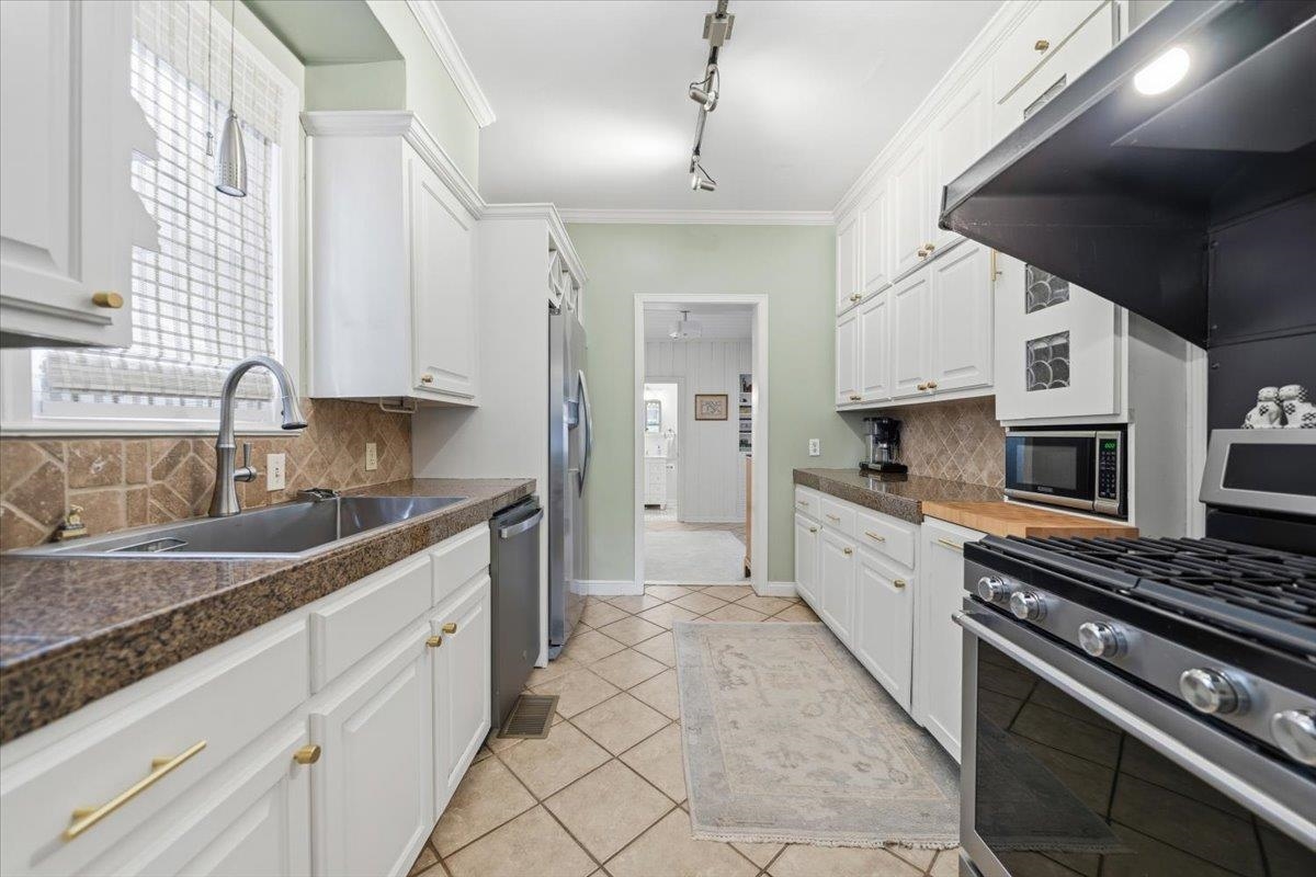 160 Picardy Street Memphis, TN 38111 - Photo 17 of 38 a large kitchen with stainless steel appliances granite countertop a stove and a sink