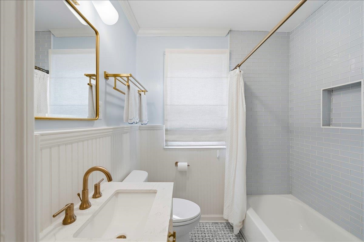160 Picardy Street Memphis, TN 38111 - Photo 26 of 38 a bathroom with a sink and a bathtub