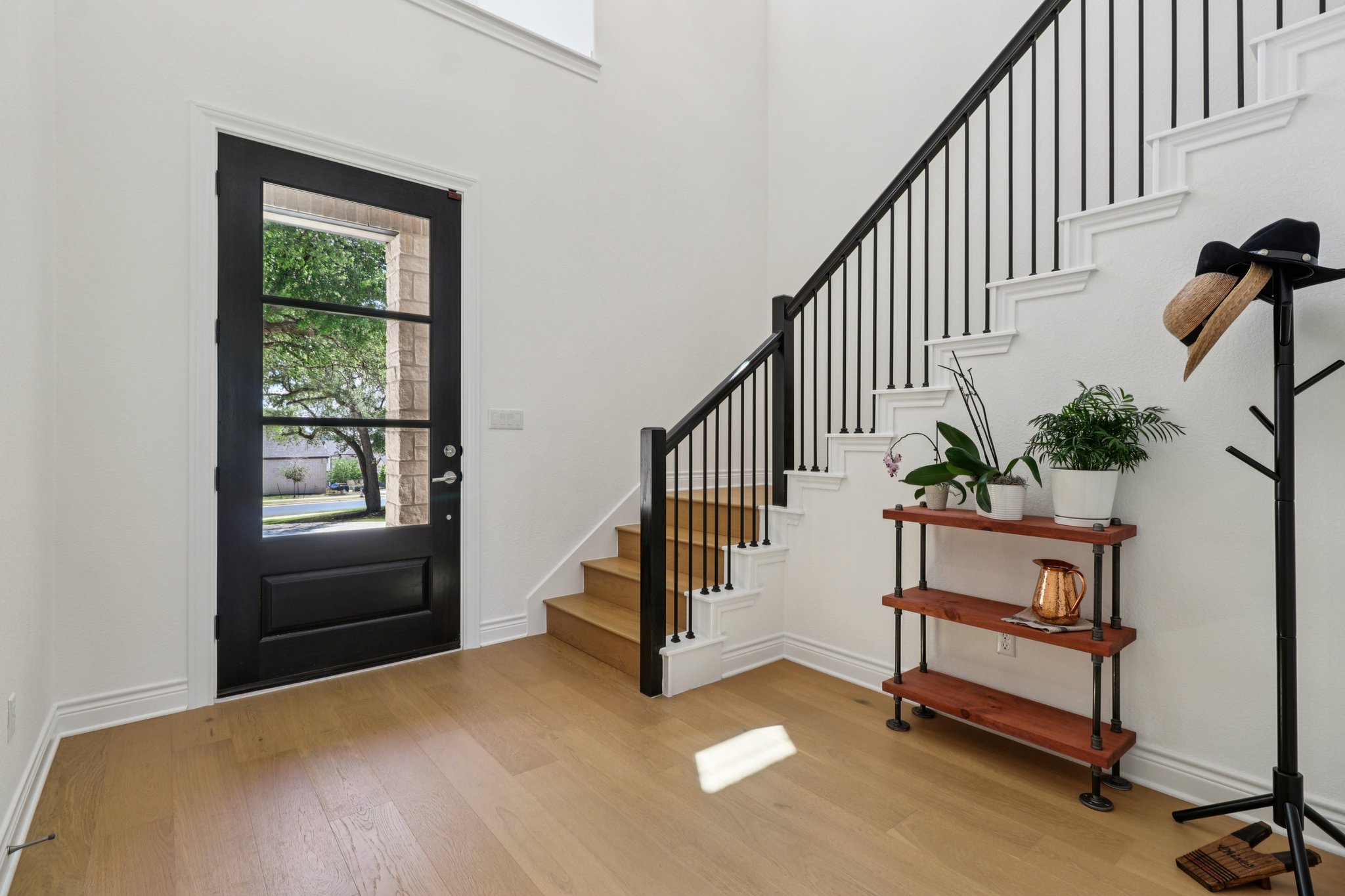 101 Wolf Rdg Road Georgetown, TX 78628 - Photo 5 of 40 Grand staircase
