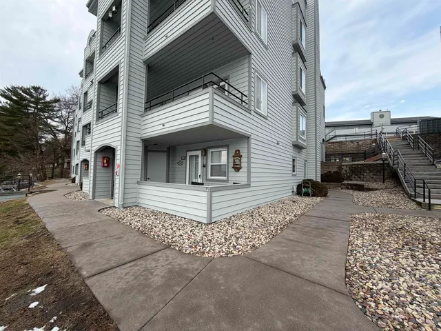 $254,900 | 530 East Hiawatha Drive, Unit 208, Wisconsin Dells, WI 53965