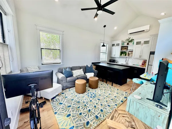 $10,000 | 805 Cordell Street, Houston, TX 77009