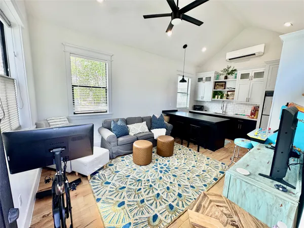 $9,500 | 805 Cordell Street, Houston, TX 77009